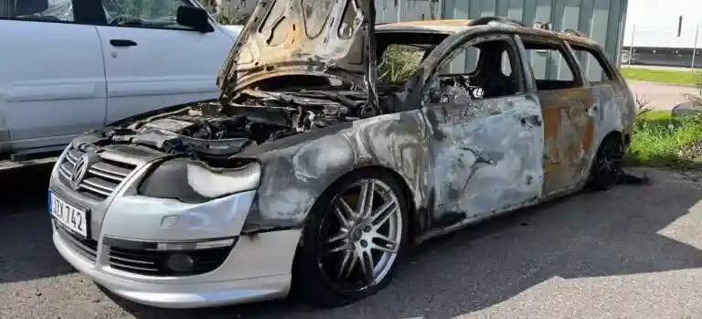 Krockad bil som står parkerad efter en trafikolycka och väntar på transport till bilskrot eller uppköpare.