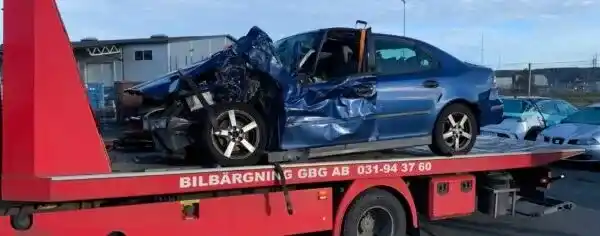 Äldre bil med synliga rostskador parkerad på uppfart som symboliserar när kostnader överstiger bilens värde