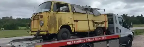 Gammal bil som står stilla och visar hur den ändå kan ge ekonomiskt värde genom delar, metall och strategisk försäljning.