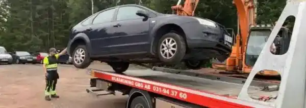 Uttjänt bil som demonteras där delar och metaller kan återvinnas och skapa ekonomiskt värde trots att bilen inte längre fungerar.